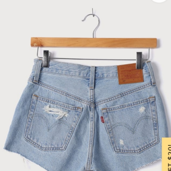 COPY - NWT Size:27 Levi’s 501 High-Rise light wash distressed Denim Shorts - Picture 5 of 8